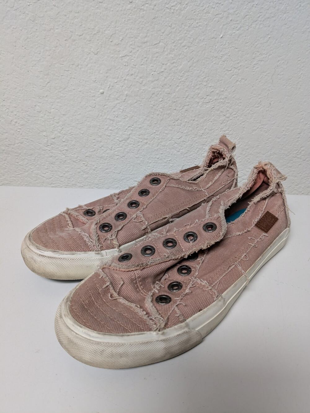 Blowfish Malibu Women’s Soft Pink Slip On Distressed Style Sneakers women's sz 7